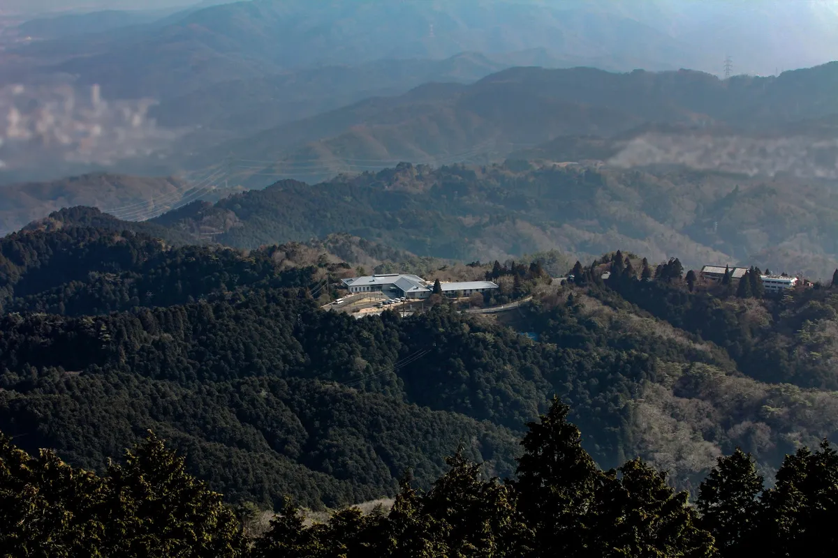 比叡山の深い緑に抱かれた山並みの遠景