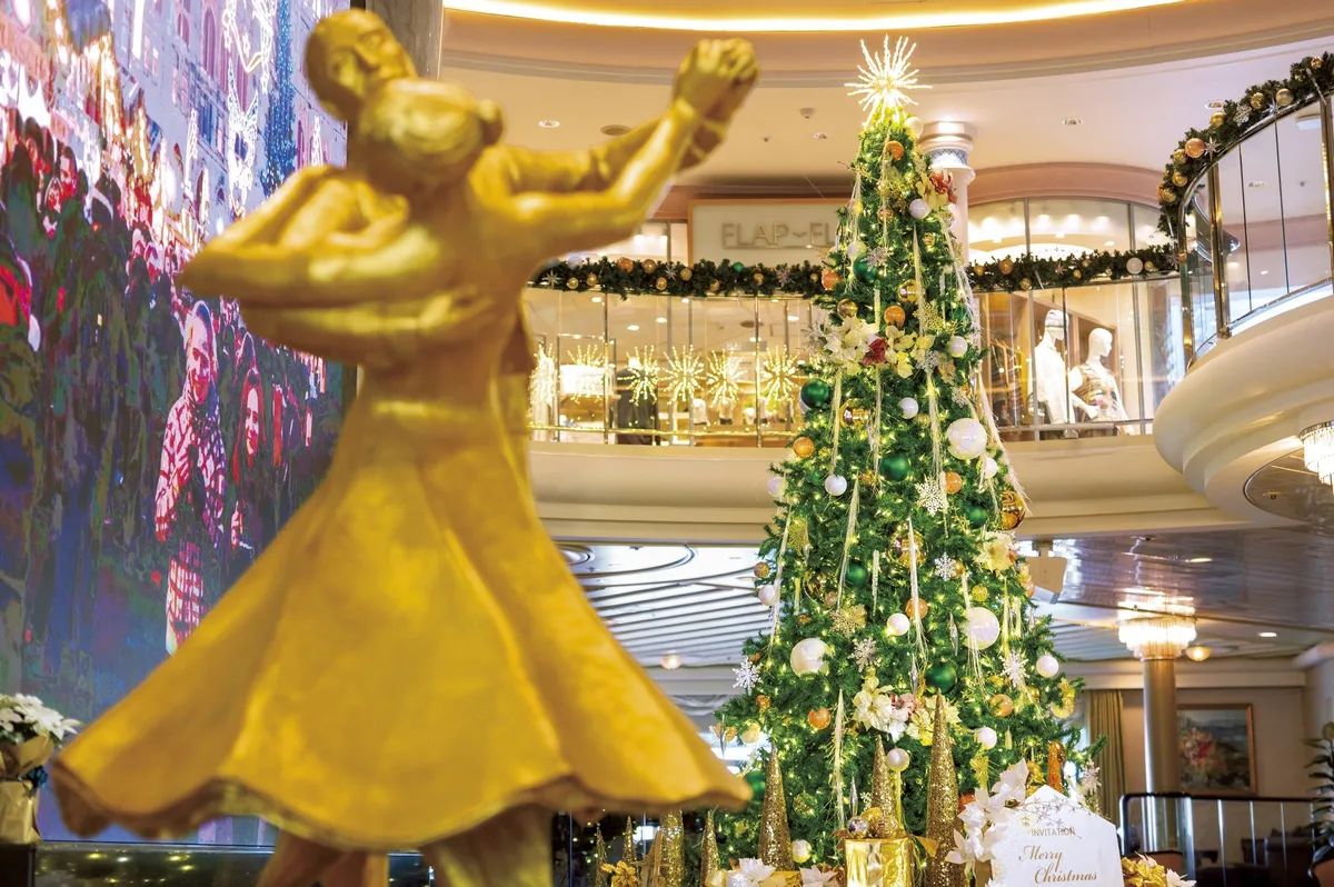クリスマスツリーが飾られた華やかな船内ロビー