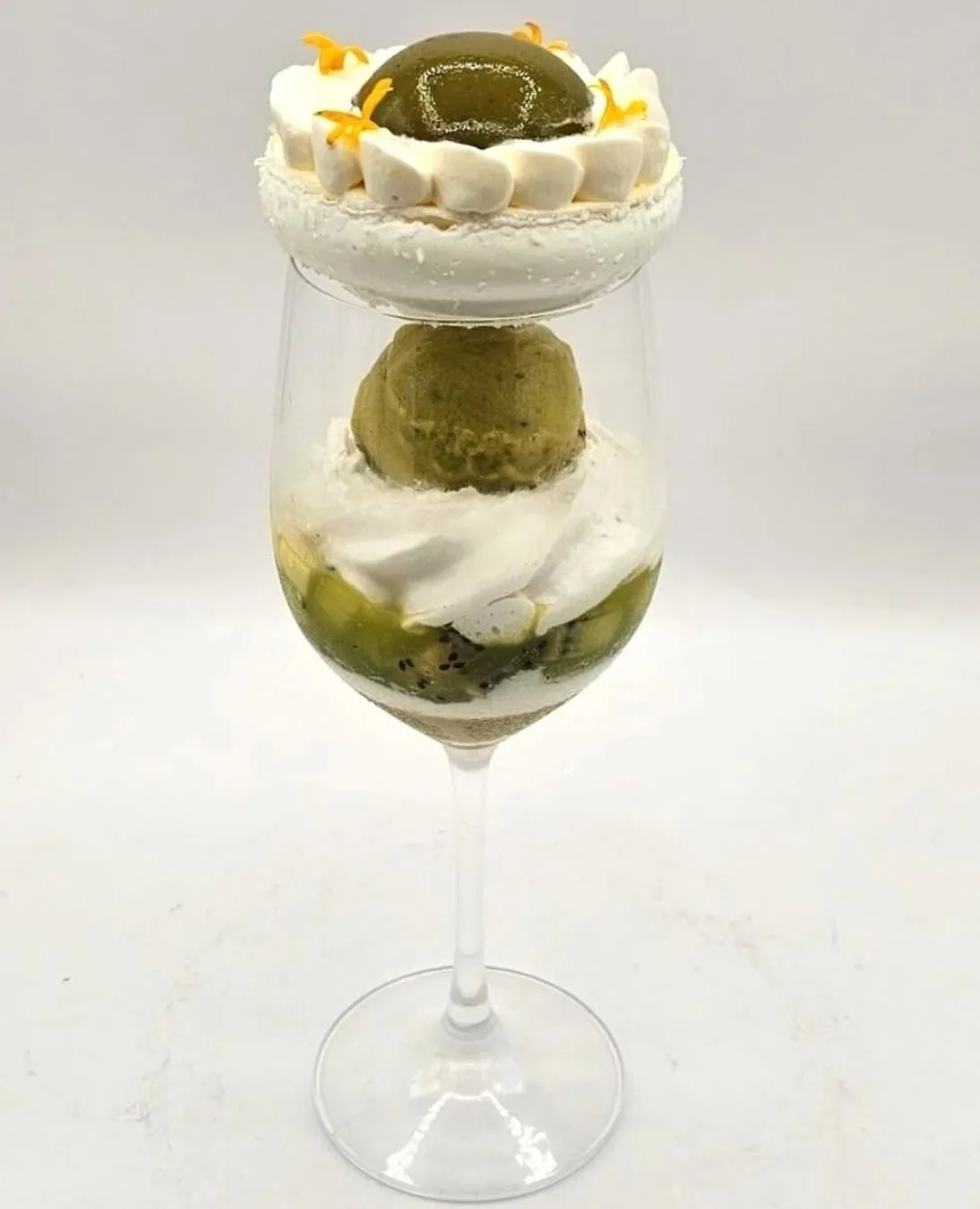 グラスに盛り付けられた抹茶とキウイのパフェ