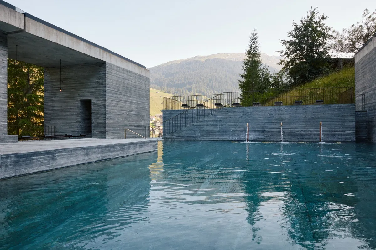 自然と調和するプール