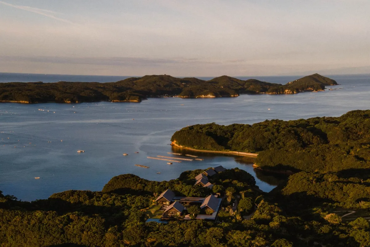 豊かな緑に囲まれた全景