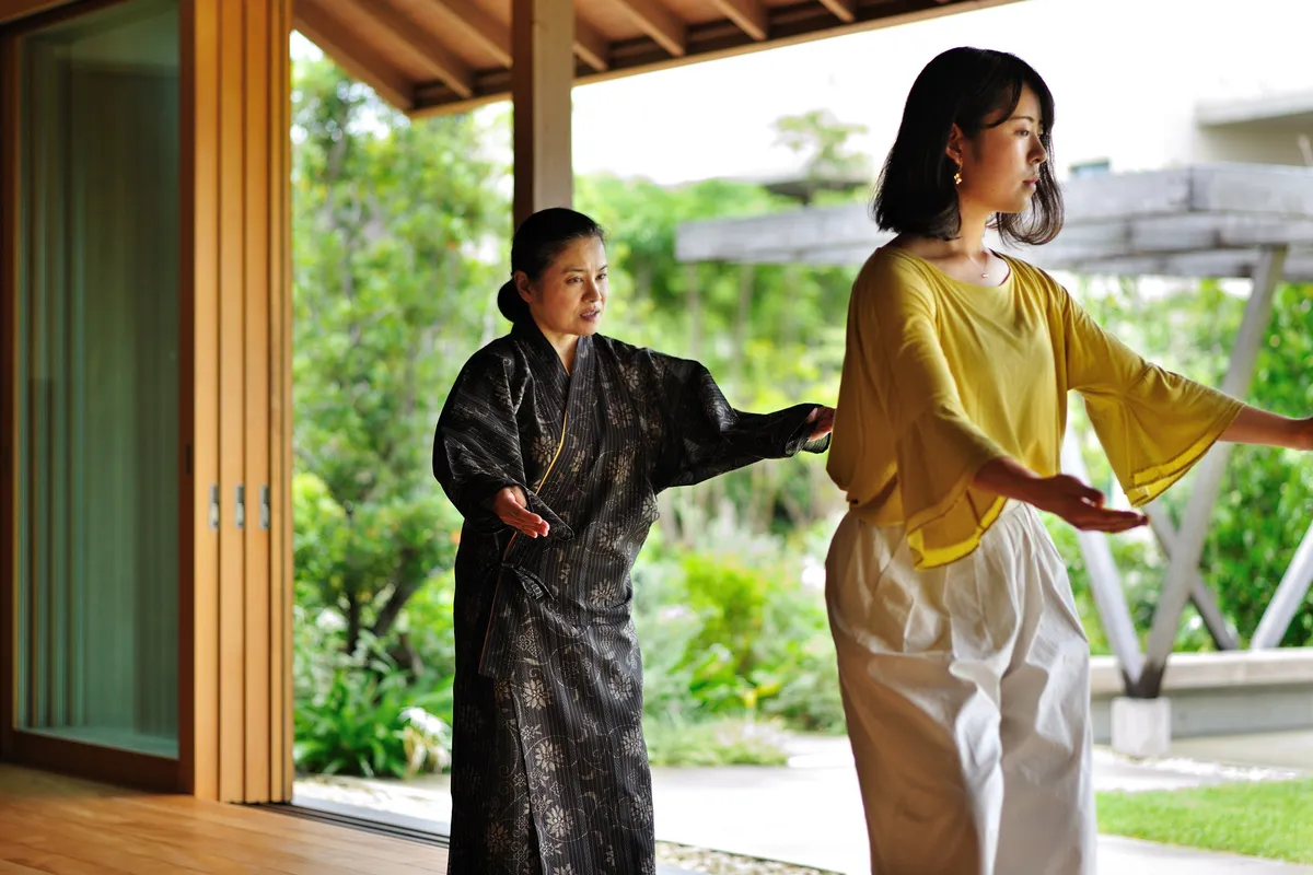 師範の所作を追い、琉球の伝統文化に深く触れる。