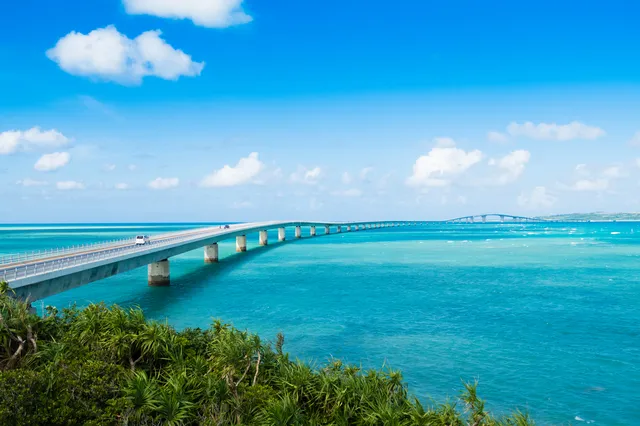 宮古島の美しい海に架かる伊良部大橋の絶景