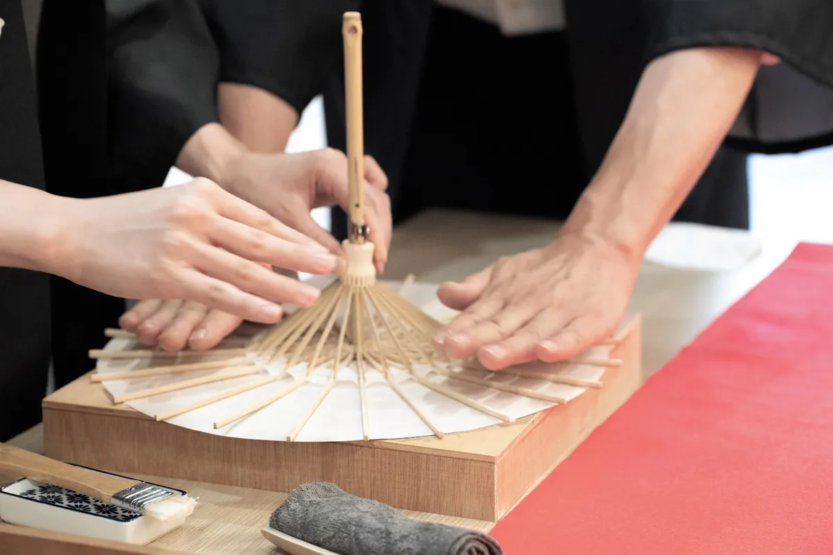和傘の骨組みを整える職人の手元
